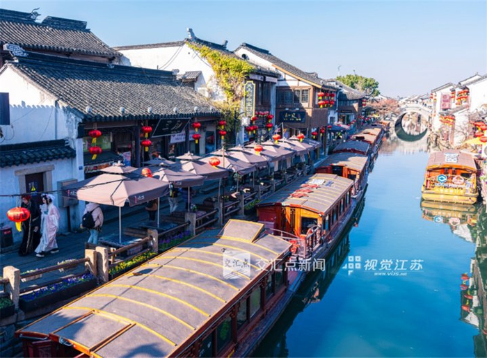 1月2日，苏州市姑苏区，不少游客来到山塘街游玩，乐享元旦假期。张锋 摄 视觉江苏网供图