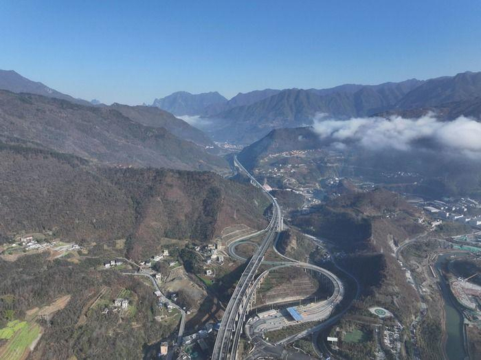 2025年12月25日拍摄的安岚高速。新华社发（宁珍刚 摄）