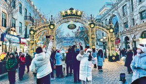 　　中央大街游人如织。 “哈报手机记者” 苗丽田摄