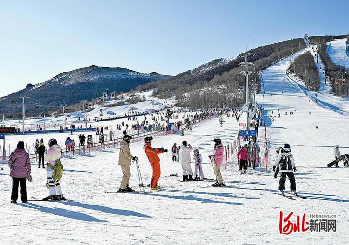 1月1日，在太舞小镇，游客尽情享受冰雪乐趣。 河北日报记者 郭晓通摄