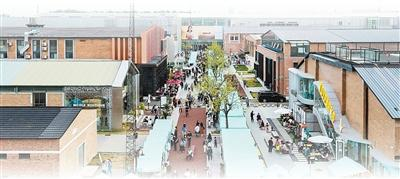 观众在逛北京国际电影节“北京市场”市集。北京国际电影节供图