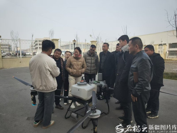 　　2025年12月7日，在沙湾市公共实训基地，无人机驾驶实操老师向学员讲解遥控器操作飞行流程。沙湾市人社局供图