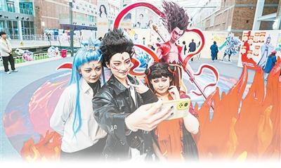 观众在北京国际电影节电影《哪吒之魔童闹海》破亿手绘海报展拍照。北京国际电影节供图