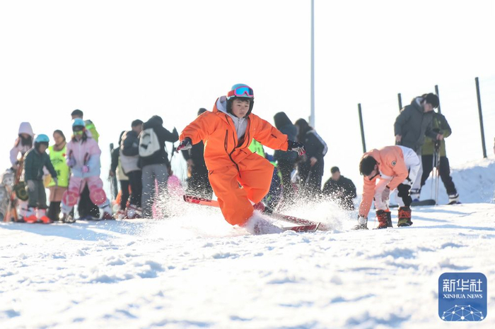↑ 1月2日，人们在江苏省句容市宝华山国家森林公园滑雪场滑雪。新华社发（钟学满摄）