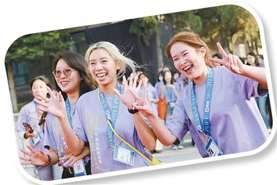 平遥国际电影展上的志愿者。平遥国际电影展供图