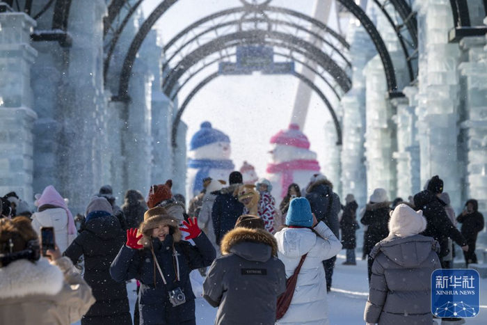 ↑ 1月2日，人们在哈尔滨冰雪大世界园区游览。新华社记者 张涛 摄