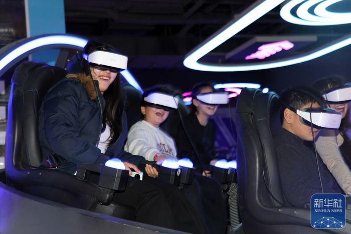 ↑ 1月2日，在山东省滨州市博兴县一家大型购物中心的游乐场，人们在消费体验游乐项目。新华社发（陈彬摄）