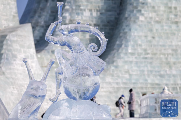 ↑ 1月2日，人们在哈尔滨冰雪大世界园区游览。新华社记者 张涛 摄
