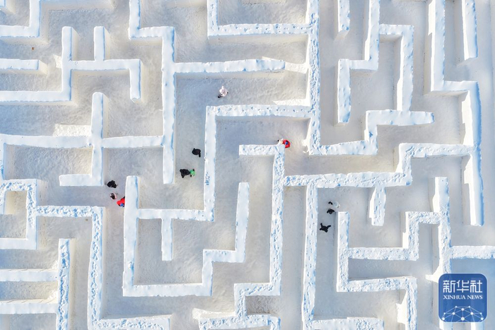 ↑ 1月2日，在黑龙江省同江市俄罗斯风情园，游人在冰雪迷宫里游玩（无人机照片）。新华社发（刘万平摄）