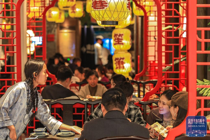 ↑ 1月1日晚，人们在江苏省南京市一家餐馆里用餐。新华社发（辛一 摄）