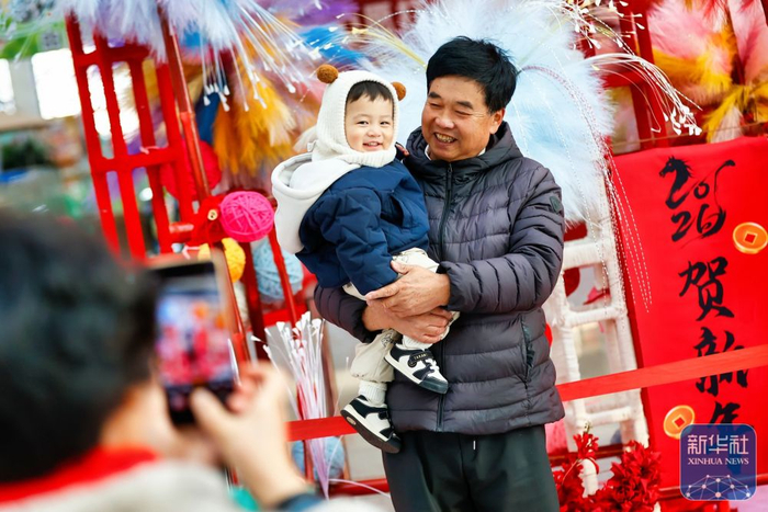 ↑ 1月2日，市民在天津市滨海文化中心拍照打卡。新华社发（杜鹏辉摄）