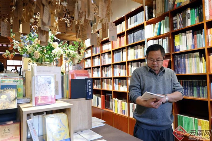 市民进到书店选购喜欢的书籍