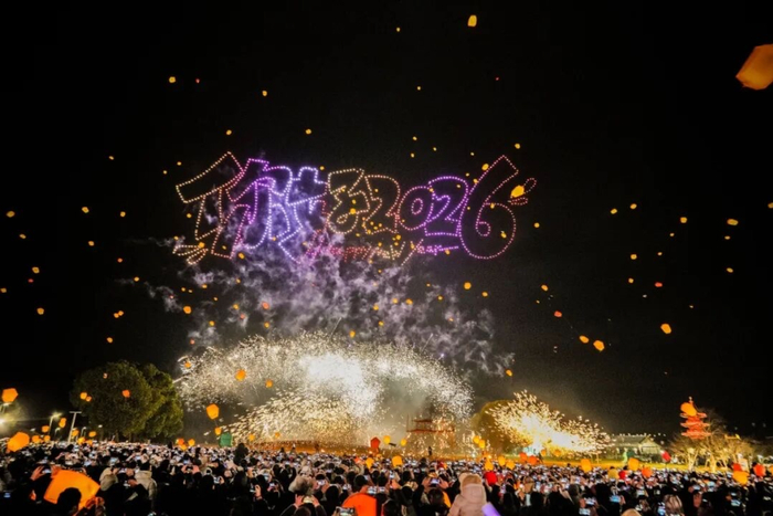 ▲无人机组成2026巨型光绘图案，与游客一同跨年许愿（图源：禅意小镇拈花湾）