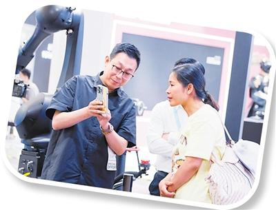 观众在上海国际电影节超高清展区参观。上海国际电影节供图