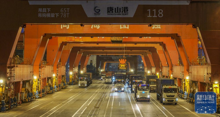 ↑ 1月2日清晨，在河北省唐山港京唐港区集装箱码头，车辆在运输集装箱（无人机照片）。新华社发（刘满仓 摄）