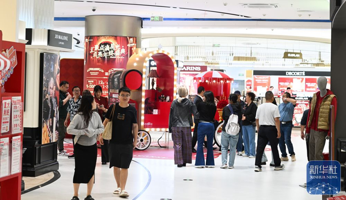 ↑ 1月1日，游客在中免集团海口日月广场免税店选购免税商品。新华社记者 杨冠宇 摄