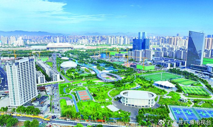 位于石家庄高铁片区的中央绿色体育公园，足球、篮球、网球等场地与健身步道交错分布。石家庄日报首席记者 张震 摄