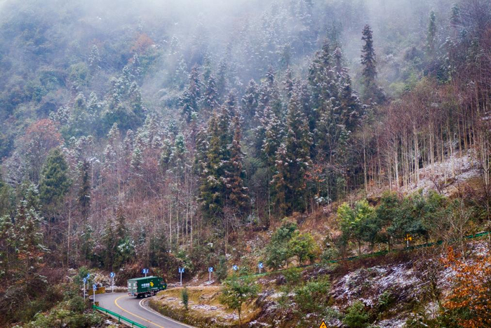 　　一辆邮车在送邮件的途中（无人机照片）。新华社记者 伍志尊 摄