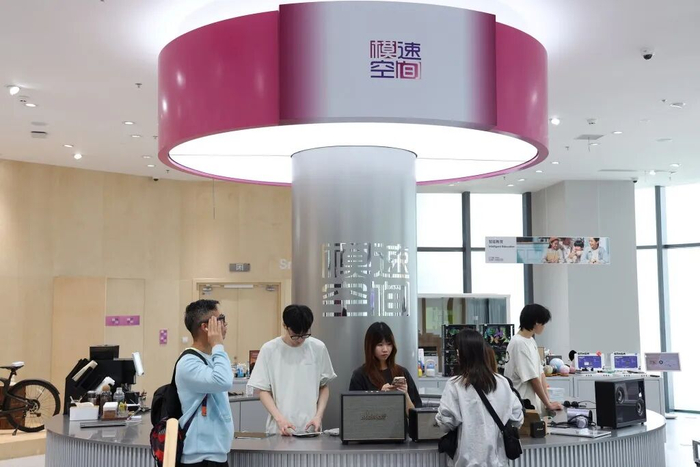 2025年5月1日，位于上海黄浦江畔的“模速空间”人工智能产品体验店成为市民游客五一假日打卡好去处。视觉中国 图