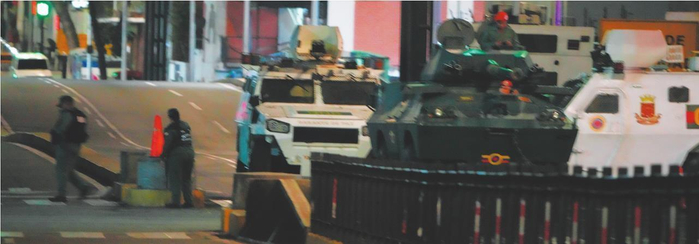     图为一月三日凌晨在委内瑞拉首都加拉加斯的总统府附近拍摄的军用车辆。 新华社发
