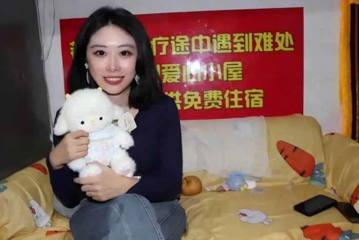 9月18日，借住爱心小屋的女童果果举起相机，拍下这张照片，手中是我刚为她买的玩具。