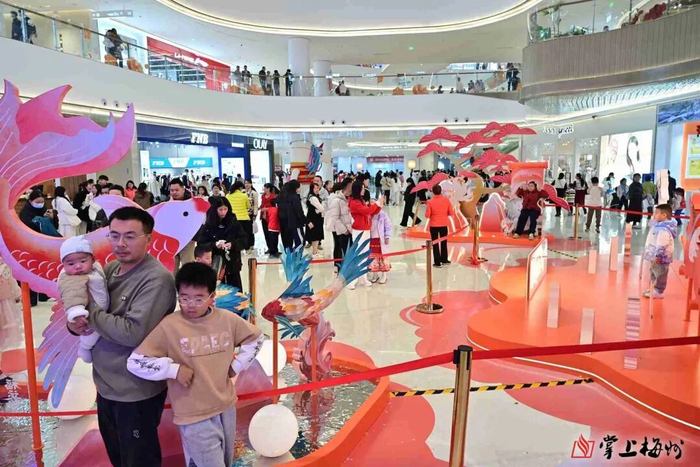 前来综合体消费的市民络绎不绝。