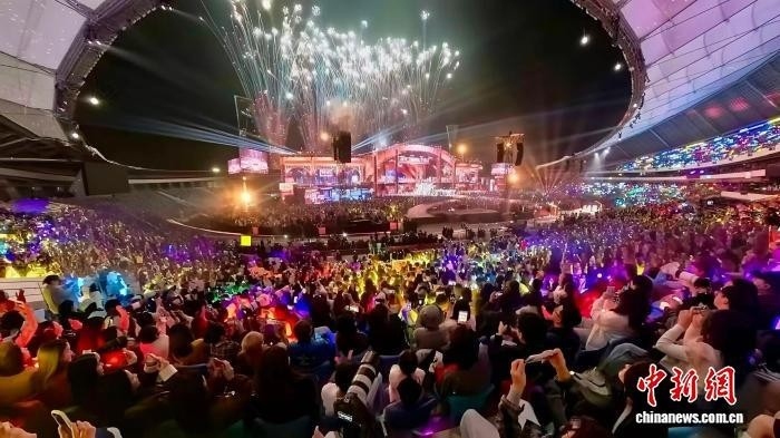 2025年12月31日晚，湖南卫视芒果TV跨年演唱会在海口五源河体育场举行，零点钟声敲响，全场观众共迎新年。　黄方舟 摄