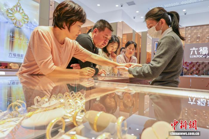 2026年1月1日，顾客在cdf海口国际免税城选购黄金饰品。中新社记者 　骆云飞 　摄