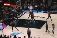 玩起来了！戈贝尔底角投射三分但偏出 两年来首次出手&amp;此前17中0