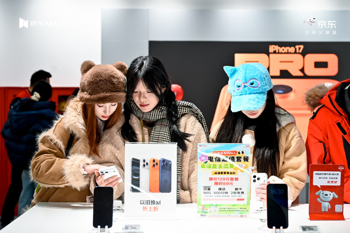 市民在京东MALL天一店选购手机。