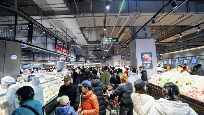 AI新质零售门店物美森林公园店依然客流如织。