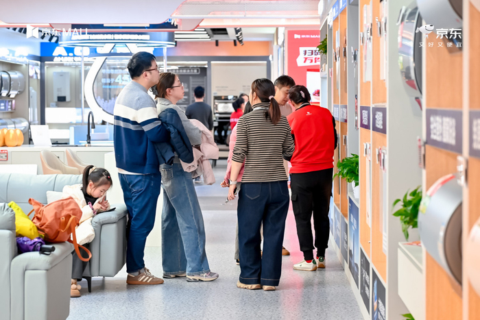 市民在京东MALL天一店选购家电。