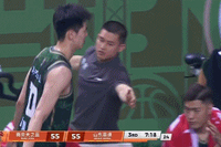 这边也很生气啊！郭昊文4犯被换下场后直接怒砸水瓶！