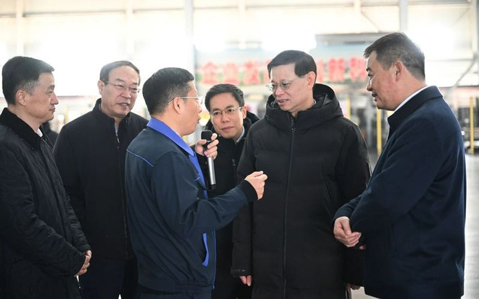 许昆林在营口金龙集团，倾听回应企业诉求。