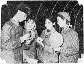 来，互相认识一下吧！1962年元旦前一天，艺术院校的4000名师生欢聚一堂迎新年。 马春铭 摄