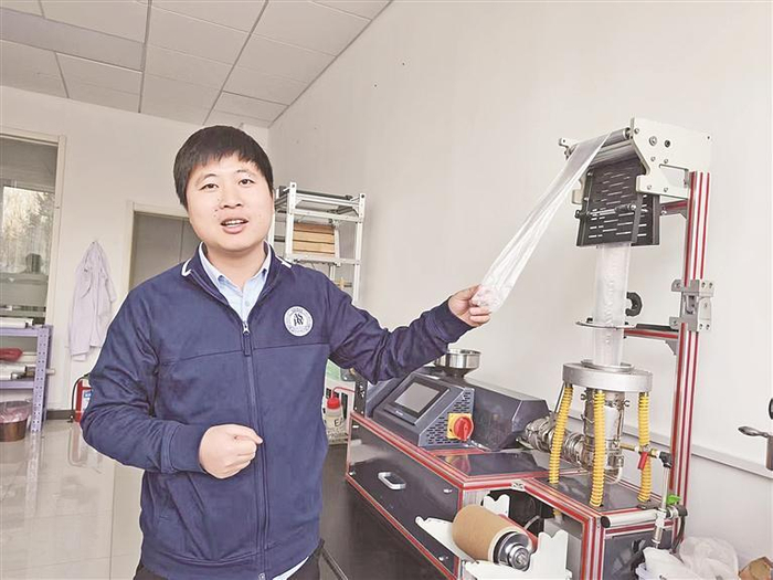 汤冬研发出适配宁夏气候的专属全生物降解地膜产品，破解农田残膜污染难题。 记者 赵磊 摄