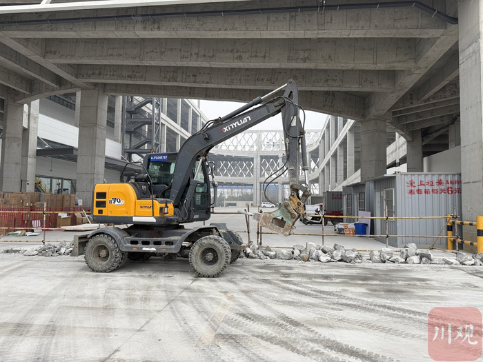 大型机械在现场施工。