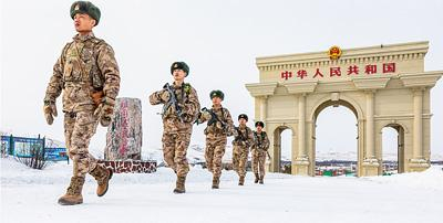 北部战区陆军某旅三角山边防连官兵在国门前踏雪巡逻。龙喜涛摄