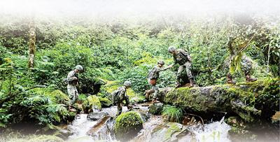 南部战区陆军某旅十里村边防连官兵涉水执行巡逻任务。曹继可摄