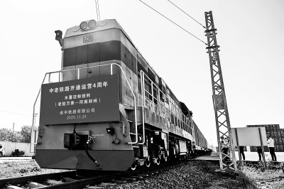     2025年11月29日，在老挝首都万象中老铁路万象南站，发往中国郑州的木薯淀粉班列准备出发。新华社发