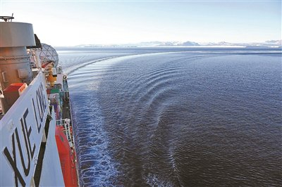 雪龙号在秦岭站附近海域行驶