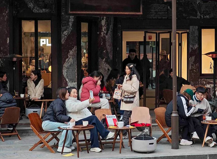 2025年1月11日，上海巨鹿路,大量的年轻群体聚集在这里消费休闲。视觉中国 资料图