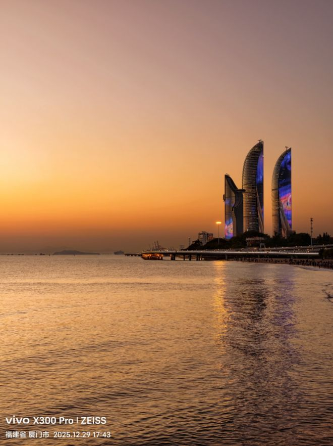 vivo X300 Pro拍摄，晚霞映衬下的色彩还原丰富真实。图源 vivo
