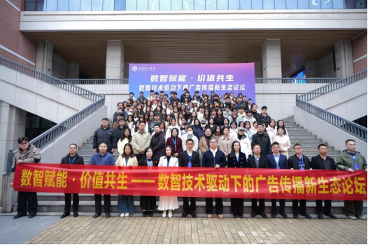 参会嘉宾与师生代表合影留念