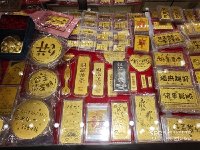 多家商铺“银条没地儿放”，21世纪经济报道记者/摄