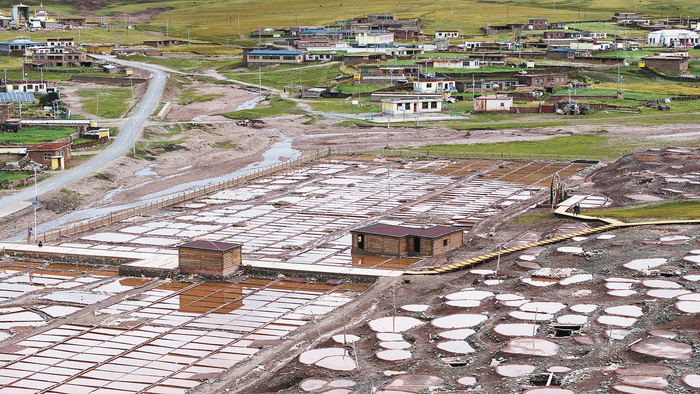 囊谦县白扎盐场。殷之皓 摄