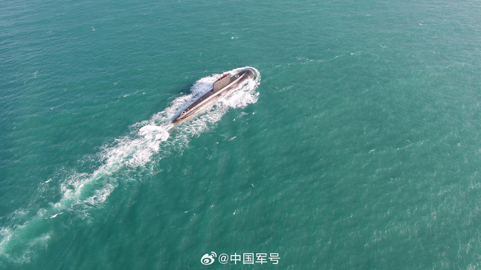 　　新年伊始，南部战区海军某潜艇支队赴某任务海域开展实战化训练。（来源：中国军号）