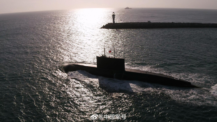 　　新年伊始，南部战区海军某潜艇支队赴某任务海域开展实战化训练。（来源：中国军号）