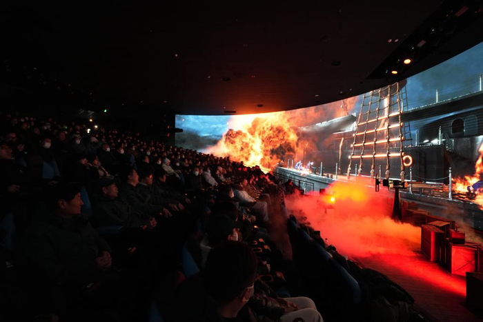 　　元旦假期，观众在山东威海刘公岛观看《定远壮歌》演出。新华社发