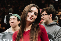 维秘超模Emily观战：电影一脱秀傲人身材爆火 亦是悉尼妹詹娜好友